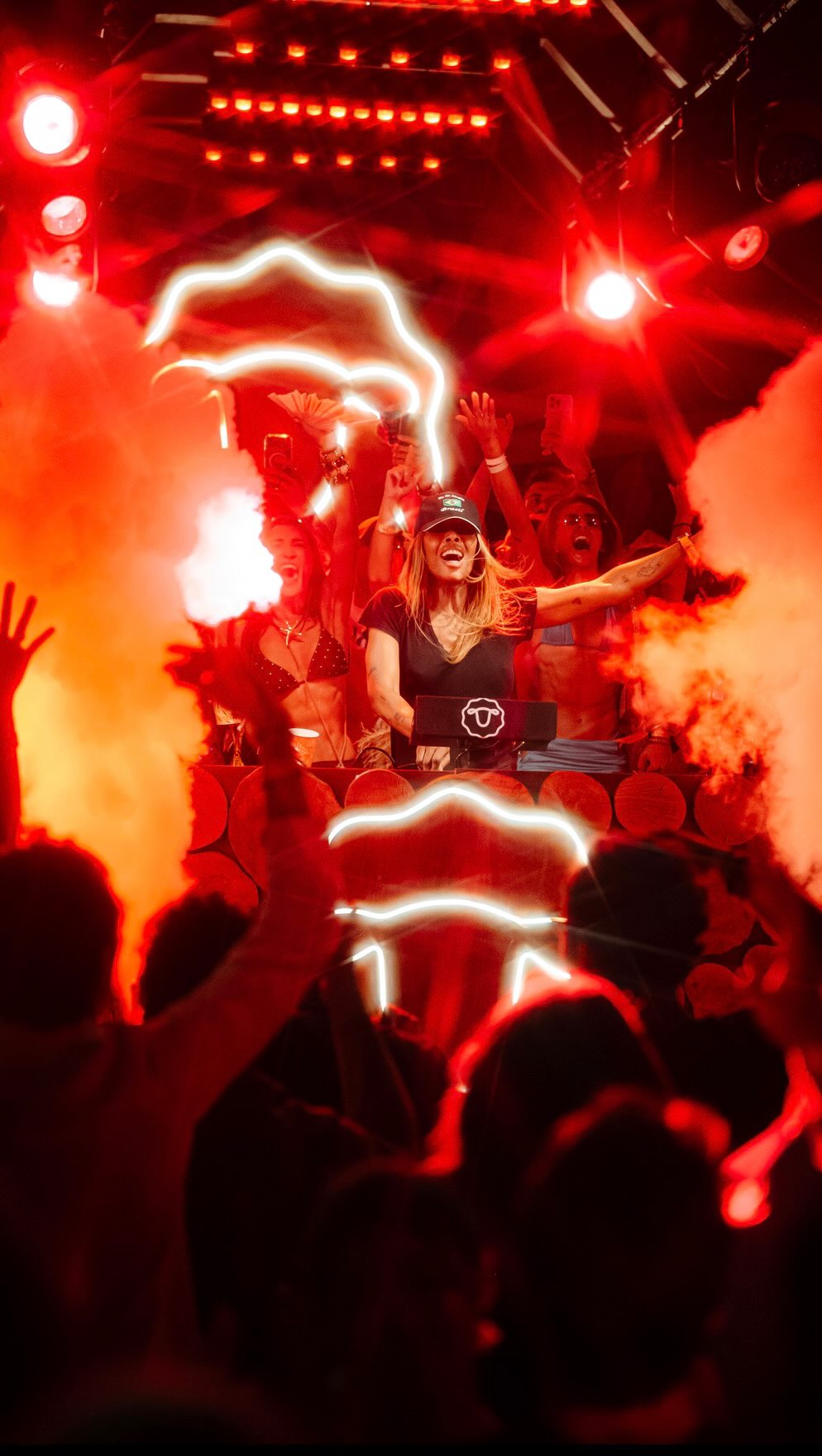 DJ e público na festa AQUA entre luzes e fumaça