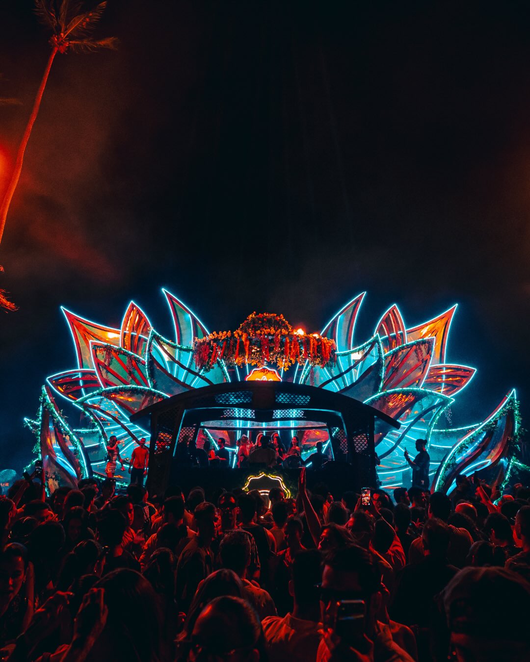 Palco AURA com pétalas de neon azuis e laranja